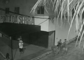 Abandonan a mujer ebria e inconsciente en plena calle; fue abusada por sujeto