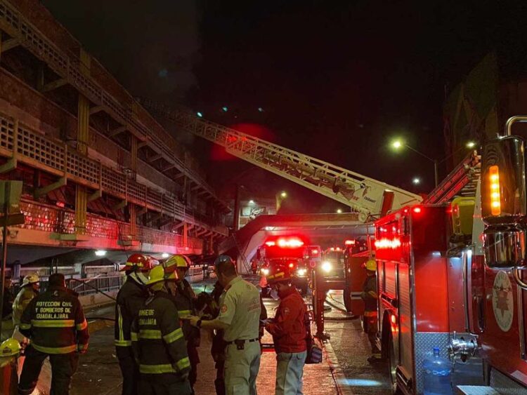 Incendio consume el Mercado San Juan de Dios, en Jalisco
