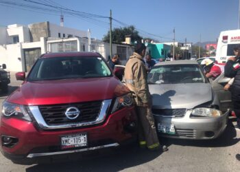 Matrimonio se lesiona en aparatoso choque