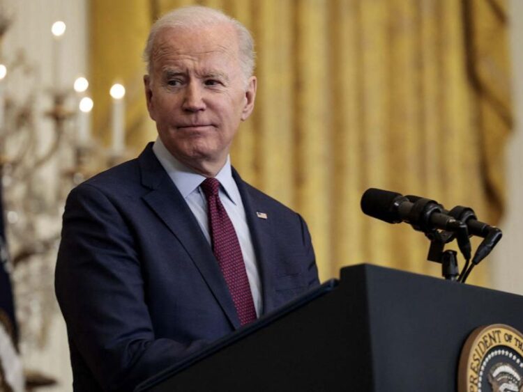 Biden habla con presidente de Ucrania tras incendio en planta nuclear; pide a Rusia terminar ataque