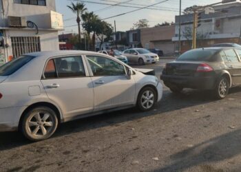 Distraído conductor provoca aparatoso choque