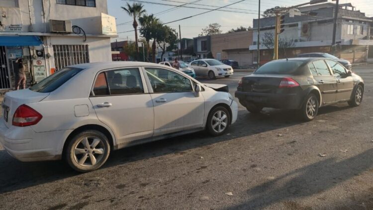 Distraído conductor provoca aparatoso choque