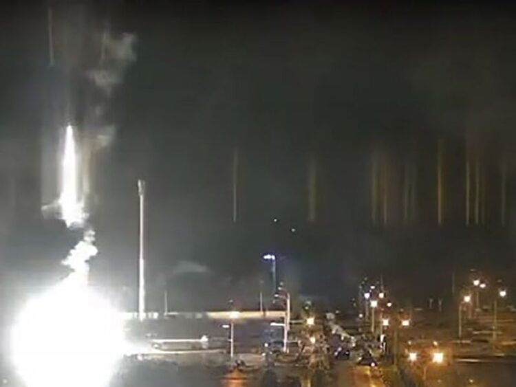 Se registra incendio en planta nuclear de Ucrania tras enfrentamiento con rusos