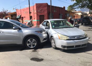 Chofer omite alto e impacta su camioneta con coche