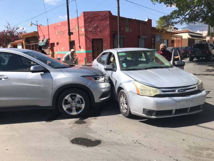 Chofer omite alto e impacta su camioneta con coche