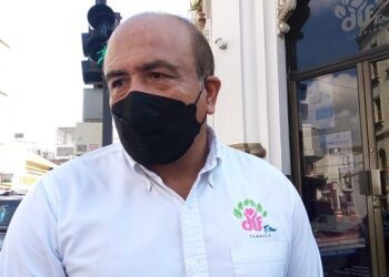 Hallan bomberos a niño, víctima de mal trato deambulando en Plaza de Armas