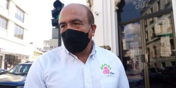 Hallan bomberos a niño, víctima de mal trato deambulando en Plaza de Armas