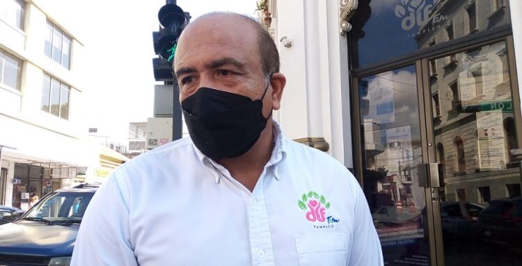 Hallan bomberos a niño, víctima de mal trato deambulando en Plaza de Armas