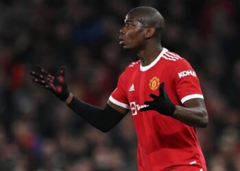 Le roban medalla de campeón del mundo a Pogba