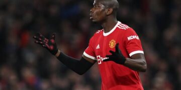 Le roban medalla de campeón del mundo a Pogba