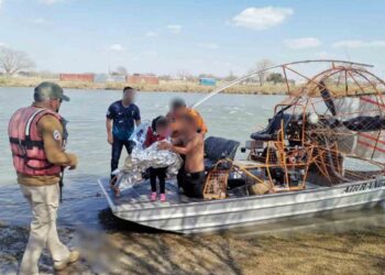 Rescatan en Piedras Negras, Coahuila, 18 migrantes varados en cauce del Río Bravo
