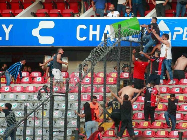 Reportan 22 personas lesionadas tras pelea en estadio Corregidora