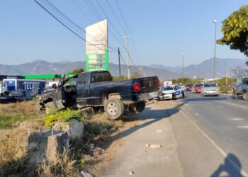 Vuelca camioneta en libramiento  y chofer se fuga