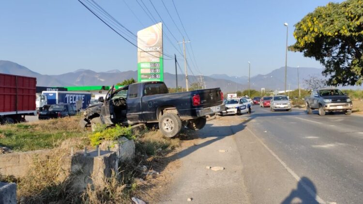 Vuelca camioneta en libramiento  y chofer se fuga