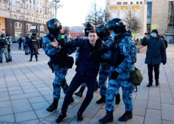Detienen a más de mil personas en Rusia en protestas contra guerra en Ucrania