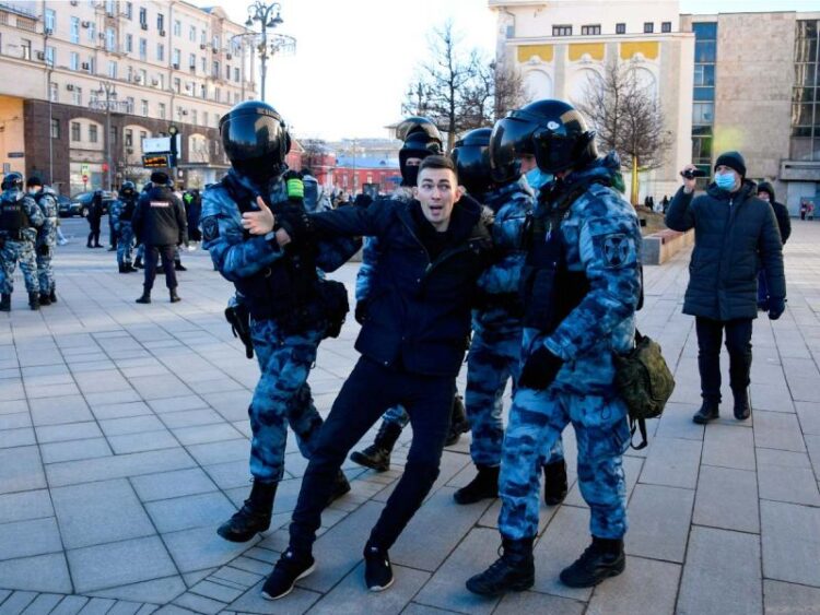 Detienen a más de mil personas en Rusia en protestas contra guerra en Ucrania