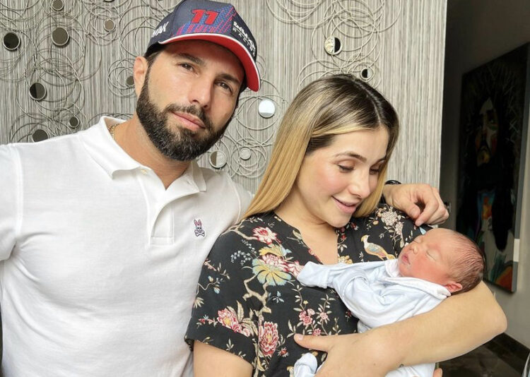 Marcela Mistral y Poncho de Nigris presentan a su hijo Antonio de Nigris