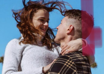 Joey King se comprometió