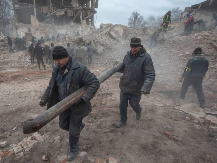 Bombardeo en ciudad ucraniana de Sumy deja al menos 21 muertos