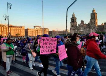 Organizaciones feministas se manifiestan en el Zócalo de Cd. de México
