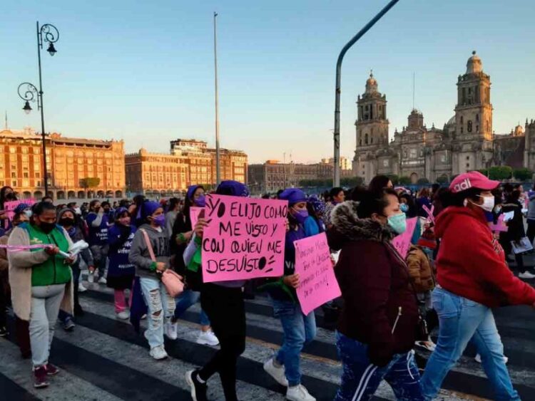 Organizaciones feministas se manifiestan en el Zócalo de Cd. de México