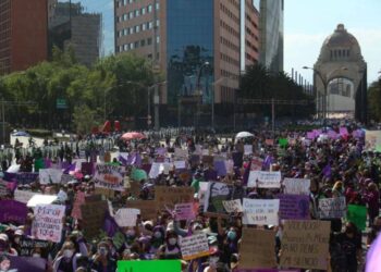 Marcha #8M movilizó a más de 75 mil mujeres en CDMX; trasladan a 8 al hospital