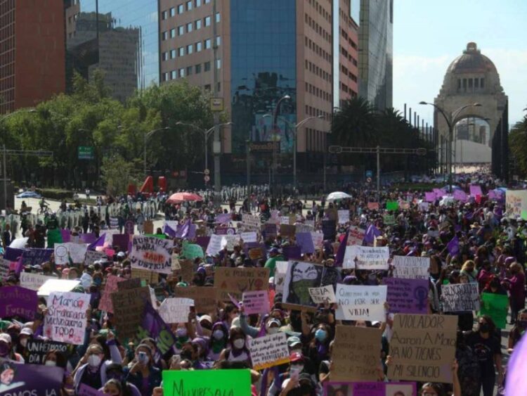 Marcha #8M movilizó a más de 75 mil mujeres en CDMX; trasladan a 8 al hospital