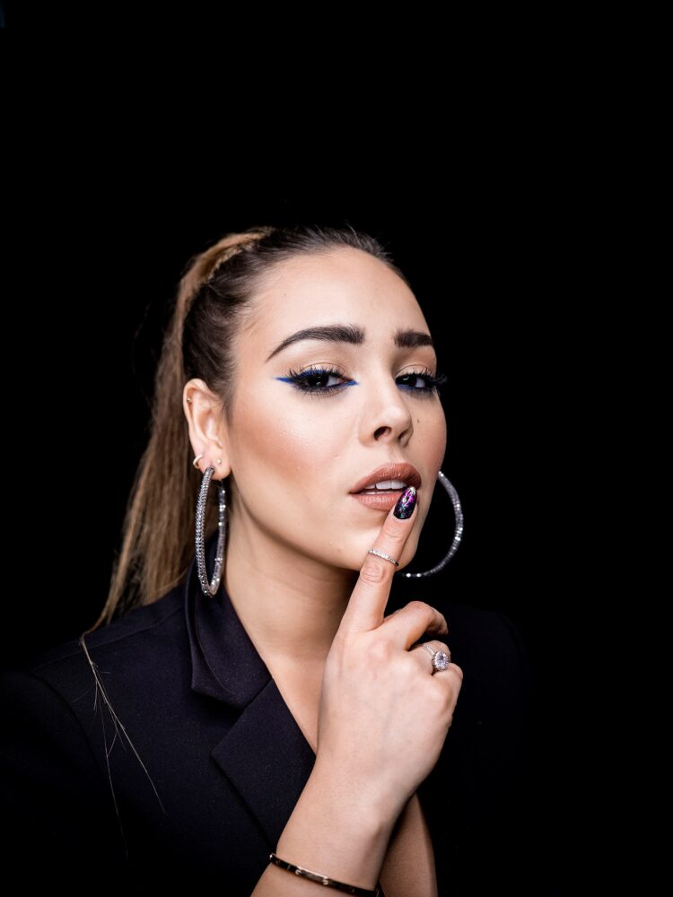 Danna Paola y su clave para portar tacones trapecio en tendencia