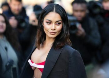 Vanessa Hudgens arriesga y gana en el Fasion Week de Paris.