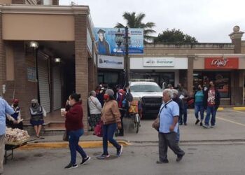 Largas filas se forman en el Banco de Bienestar en Altamira