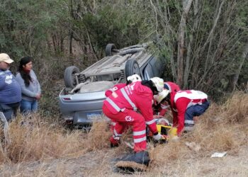 Vuelca auto en Carretera Inter-ejidal de Victoria; cuatro heridos