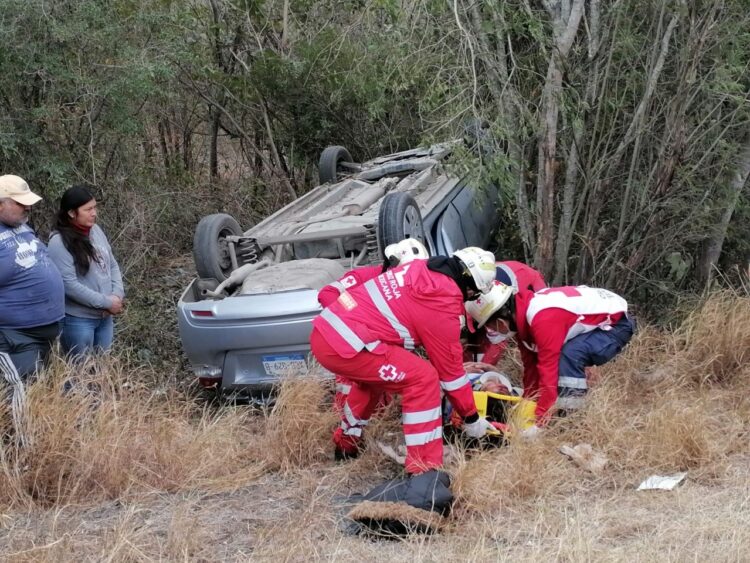 Vuelca auto en Carretera Inter-ejidal de Victoria; cuatro heridos