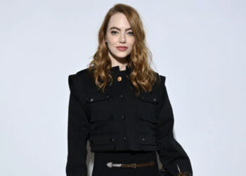 Emma Stone brilla en el desfile de Louis Vuitton y dicen ‘sí’ a vestir de negro en primavera