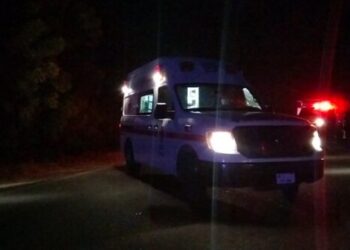 Dejan golpeado y atado a hombre en carretera