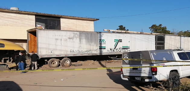 Hallan a hombre asesinado adentro de una caja de tráiler en Sinaloa