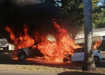 Se incendian auto y camioneta tras chocar en sinaloa