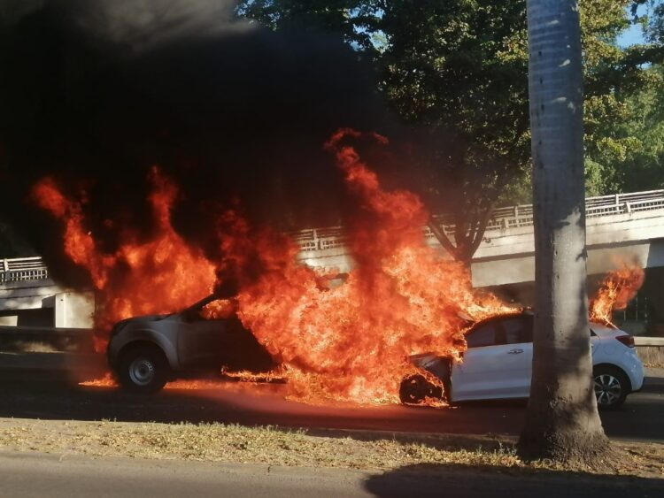 Se incendian auto y camioneta tras chocar en sinaloa