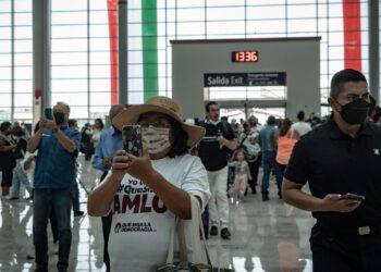 Decenas de simpatizantes de AMLO acudieron a la inauguración del nuevo aeropuerto AIFA.