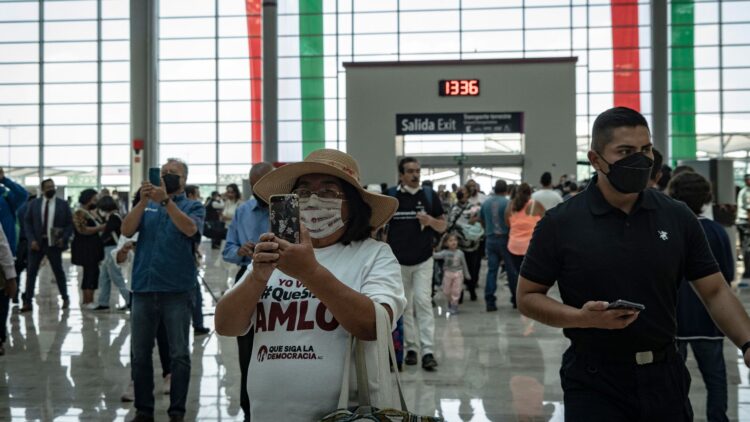 Decenas de simpatizantes de AMLO acudieron a la inauguración del nuevo aeropuerto AIFA.