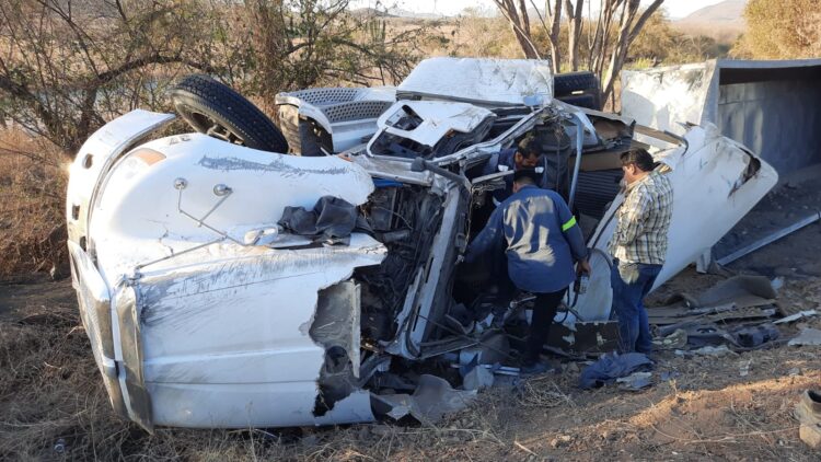 se vuelcan 2 tráileres en sindicatura en Sinaloa