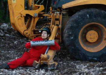 Activistas de Greenpeace se atan a máquinas; intentan detener obras del Tren Maya