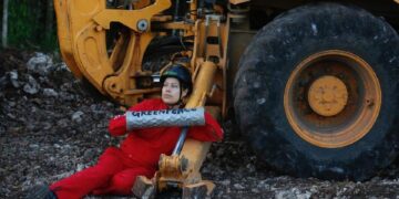 Activistas de Greenpeace se atan a máquinas; intentan detener obras del Tren Maya