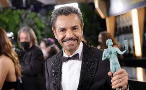 Eugenio Derbez dedica premio a México