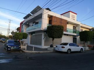 Hombre recibe descarga eléctrica y cae desde techo