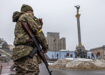 Tropas RUSAS TOMAN Jersón y ATACAN torre de TV en Kiev