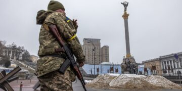 Tropas RUSAS TOMAN Jersón y ATACAN torre de TV en Kiev