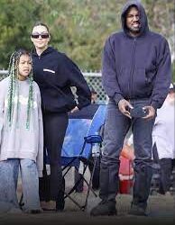 Kim Kardashian y su ex Kanye West juntos en partido de su hijo