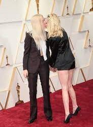 Kristen Stewart asiste a los Oscar con su pareja