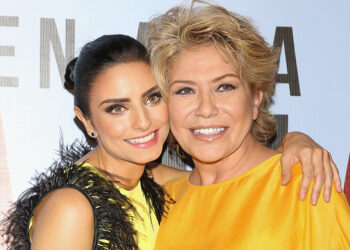 A que se dedica la madre de Aislinn Derbez?