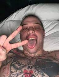 Pete Davidson se marca nombre de Kim